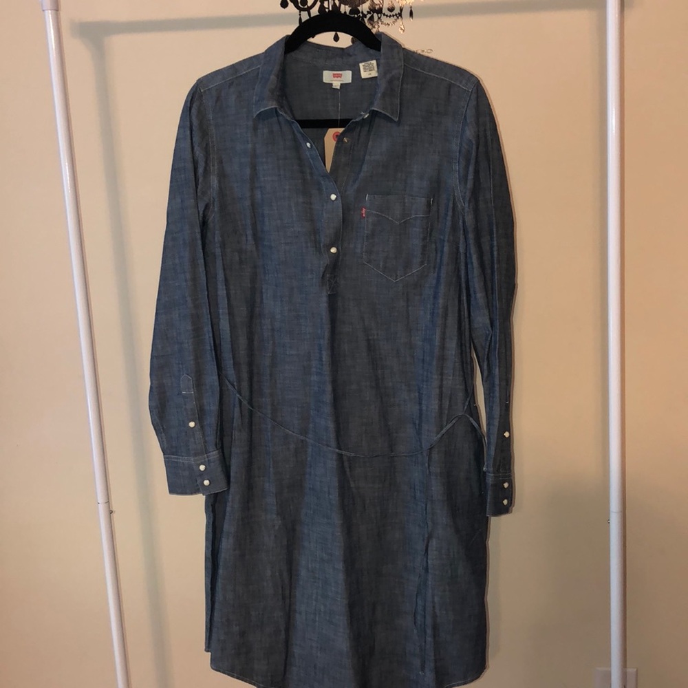 LEVI’S DRESS BRAND NEW!!!!! SIZE LARGE